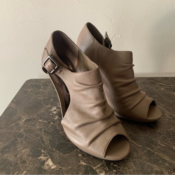 Tan Leather Steve Madden Chunky Heel / Pump Size 8 - Picture 2 of 11